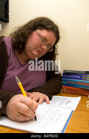 27 Jahre alte Frau mit Asthma Studium zu Hause für ein Studium in Humanbiologie, Wolverhampton UK Stockfoto