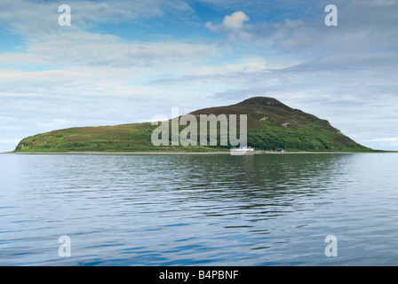 Landschaftsansicht der Heiligen Insel in Schottland von Lamlash Bay aus gesehen Stockfoto