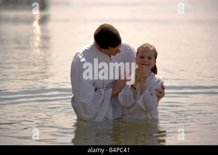 Pastor Eric Spivey L Baptist Kirche von Beaufort führt eine "full Immersion" Fluss-Taufe in der Beaufort Fluss Beaufort, SC Stockfoto