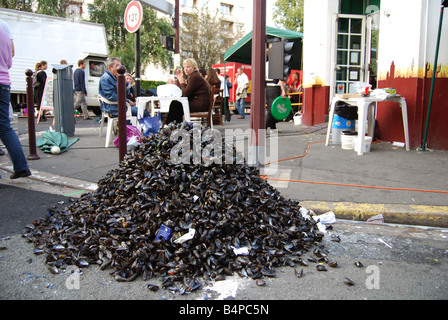 Stapel von Muschelschalen vor Restaurant am Braderie von Lille Frankreich Stockfoto