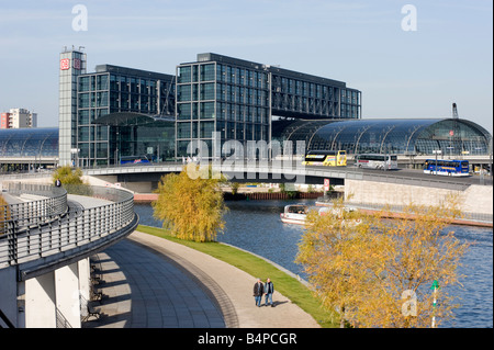 Außenansicht des neuen Hauptbahhof Hauptbahnhof Ufer der Spree in Berlin Deutschland Stockfoto