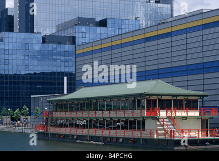 Schwimmende Chinarestaurant Lotus und London Arena in Milwall Dock London Docklands Vereinigtes Königreich Stockfoto