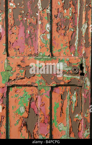 Abblätternde Farbe auf eine alte Tür in dem kleinen Dorf Inverallochy an der Nord-Ost Küste von Schottland Stockfoto