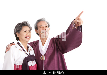 Reifer Mann weisenden, Lächeln Stockfoto