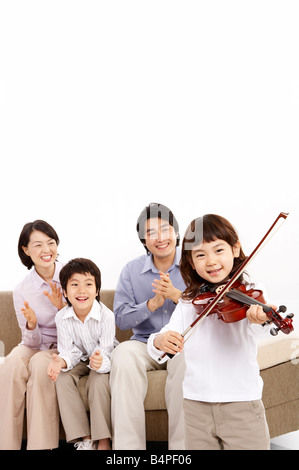 Mädchen spielen Violine Stockfoto