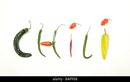 Das Wort buchstabiert Chili mit verschiedenen Chili-Paprika Stockfoto