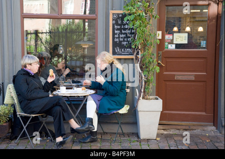 Kleines Café auf beliebten Haga Nygata Street im alten Stadtteil Haga in Göteborg Schweden 2008 Stockfoto