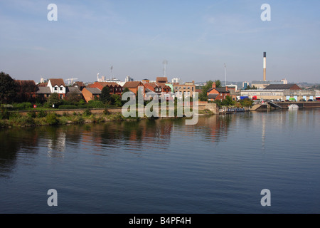 Riverside Häuser am Ufer des Flusses Trent, Nottingham, England, Vereinigtes Königreich Stockfoto