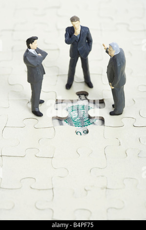 Geschäftsleute Figuren diskutieren neben Leerraum Jigsaw puzzle Stockfoto