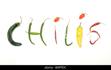 Das Wort Chilis mit verschiedenen Chili Peppers ausgeschrieben Stockfoto