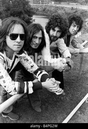 10cc zehn CC in Cardiff Castle vor ihrem Konzert Juli 1975 10cc waren die erste Band, in Cardiff Castle links nach rechts Eric Stewart Lol Creme Kevin Godley und Graham Gouldman spielen Stockfoto