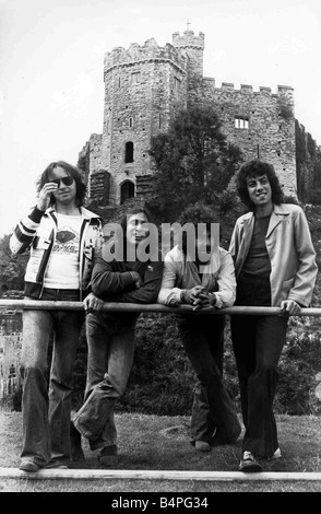 10cc zehn CC in Cardiff Castle vor ihrem Konzert Juli 1975 10cc waren die erste Band, in Cardiff Castle links nach rechts Eric Stewart Lol Creme Kevin Godley und Graham Gouldman spielen Stockfoto