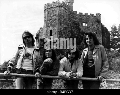 10cc zehn CC in Cardiff Castle vor ihrem Konzert Juli 1975 10cc waren die erste Band, in Cardiff Castle links nach rechts Eric Stewart Lol Creme Kevin Godley und Graham Gouldman spielen Stockfoto