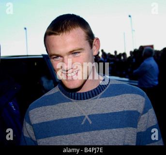 Wayne Rooney unterschreibt für Fans im Old Trafford Anmeldung für Manchester United Stockfoto