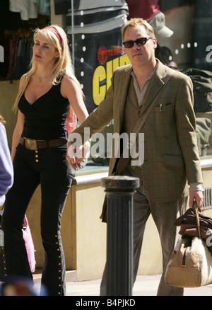 Komiker Vic Reeves und Frau Nancy Sorrell Wohnungssuche in Blackheath April 2005 Stockfoto