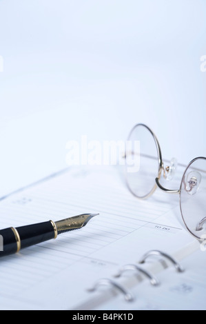 Nahaufnahme von Tagebuch mit Stift und Brille Stockfoto