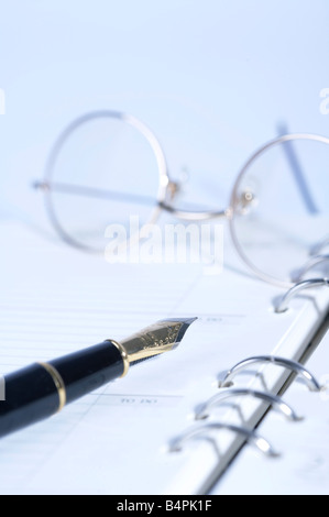 Nahaufnahme von Tagebuch mit Stift und Brille Stockfoto