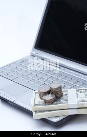 Computer-Tastatur mit Kompass, Nahaufnahme Stockfoto