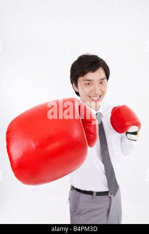 Junger Mann tragen Boxhandschuhe, Lächeln, Porträt Stockfoto