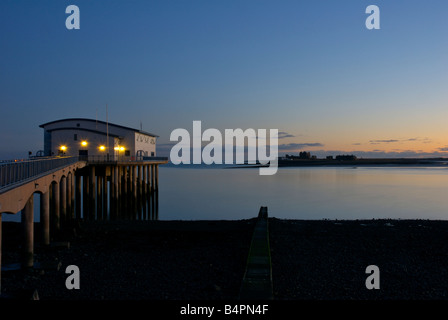 Piel-Insel in der Abenddämmerung, auf der Suche von Roa Island, in der Nähe von Furness, Cumbria, England UK Stockfoto