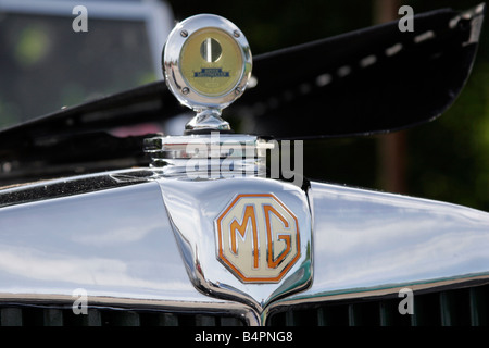 MG-Emblem auf einem Oldtimer Stockfoto