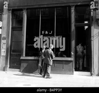 Börsenspekulanten Studium der Form Outisde F und J Wettbüro in Westbourne Park Mai 1956 Stockfoto