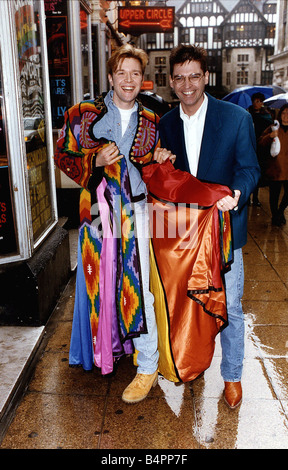 Darren Tag Sänger, von Phillip Schofield in der Hauptrolle von Joseph und das erstaunliche Technicolor Dreamcoat im London Palladium übernimmt Stockfoto