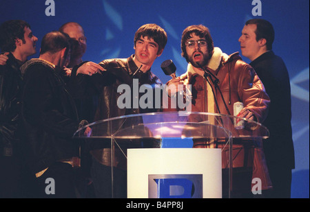 Oase bei den Brit Awards 1996 sammeln eines ihre Auszeichnungen gewannen sie beste britische Gruppe beste Album Whats The Story Morning Glory und Best Video Wonderwall sie verursachte Aufregung unhöflich auf der Bühne jedes Mal, wenn sie etwas gesammelt Stockfoto