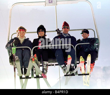 Prinz Charles und Prinz Harry Sessellift in Klosters mit Freunden-Schwestern, die Tara und Santa Palmer Tomkinson für den Aufstieg auf den Berg Gotschna während ex Lieblings Tiggy Legge-Bourke hinter einem anderen Sessellift folgte geteilt Stockfoto