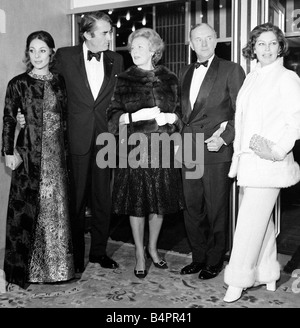 Ava Gardner mit Gregory Peck, seiner Frau und Freunden Januar 1970 Ankunft am Theater für die Gala Wien Premiere von Marooned am Odeon Leicester Square London Mcneill und Murphy Stockfoto