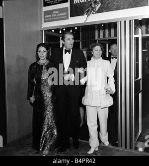 Ava Gardner mit Gregory Peck und seine Frau Januar 1970 Ankunft am Theater für die Gala europäische Premiere von gestrandet am Odeon Leicester Square London Stockfoto