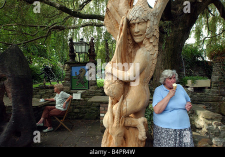 Ein Besucher genießt ein Eis bei einem Besuch in der Scupture Brodauwedd bei Ffwrwm in Caerleon Western Mail und Echo Copyright Bild 12. September 2002 Kern 48 Stockfoto