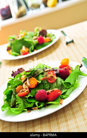 Gesunden grünen Salat mit Beeren und Cherry-Tomaten Stockfoto