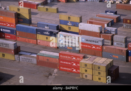 Schiffscontainer im Hafen von Arica, Chile, gestapelt Stockfoto