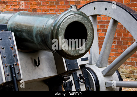 Eine Bronze 24-Pfünder-Haubitze am Eingang zum Fort Nelson auf Portsdown Hügel Hampshire. Stockfoto