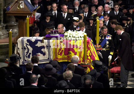 Königsmutter Beerdigung April 2002 allgemeine Ansichten der Königinmutter s Beerdigung in der Westminster Abbey Königin Elizabeth II Prinz Philip Prince William Prince Charles und Prinz Harry Prince Andrew und Prinzessin Anne Stockfoto