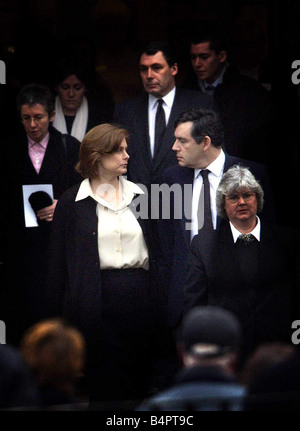 Gordon Brown MP und seine Frau Sarah Januar 2002 nach dem Gottesdienst für die Beerdigung ihrer Tochter Jennifer Jane Chancellor of Exchequer Stockfoto