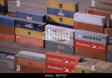 Schiffscontainer im Hafen von Arica, Chile, gestapelt Stockfoto