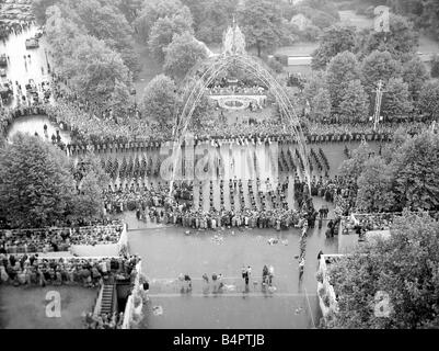 Königin Elizabeth ll Ansichten der Krönungsprozession Juni 1953 überschreiten entlang Pall Mall von Westminster Abbey Auffassung von Spitze des Duke of York Statue Stockfoto