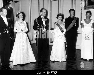 Königin Elizabeth II 1966 statt Besuche Belgien Königin Elizabeth II mit Prinz Philip in Belgien mit Prinz Albert Königin Fabiola König Baudouin und Prinzessin Paola auf die Staatsbankett am Palast von Brüssel Stockfoto