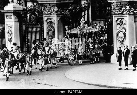 Königin Elizabeth II 1977 silbernes Jubiläum feiern die Königin verlässt ihr Trainer vom Buckingham Palace, St Pauls Cathedral für ein Service von Thanksgiving, ihr silbernes Jubiläum Juni 1977 feiern gehen der 1970er Jahre Stockfoto