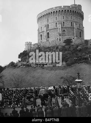 König George VI Tod Staatsbegräbnis die Lafette mit dem Sarg von König George gezogen durch die Straßen von Windsor von Matrosen der Royal Navy und flankiert von Soldaten der Garde Stockfoto