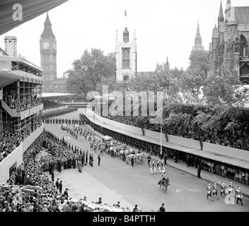 Krönung von Königin Elizabeth II. Juni 1953 die Queen s Krönungsprozession nähert sich Westminster Abbey auf seinem Weg vom Buckinghampalast die Königin durch die Straßen der Hauptstadt in eine majestätische goldene Kutsche, gezogen von acht wunderschöne graue Pferde Staats-ausländische lizenzfreie durchgeführt wurde und die Führer aller Nationen des Commonwealth beteiligte sich an der Prozession getragen in ihren offiziellen Trainer der Abtei Stockfoto