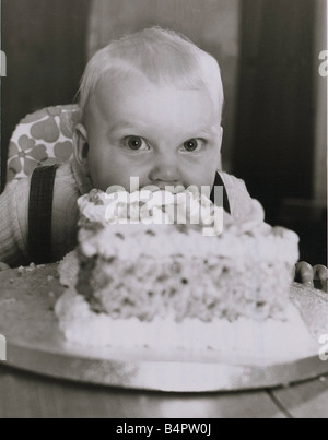 Gierig ein Jahr alt Danny Seear nimmt den Kuchen Born mit Menintgitis starb er achtmal während des Betriebs zu heilen ihn feiert seinen ersten Geburtstag, den Danny Leben genießt, Füllung selbst mit Geburtstagstorte November 1977 ecard03 Stockfoto