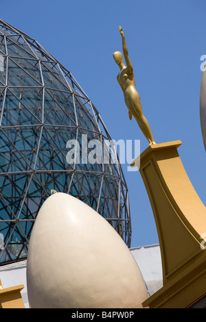 Gewölbtes Glas Dach und Statue Detail von Dali Museum in Figueres, Spanien Stockfoto