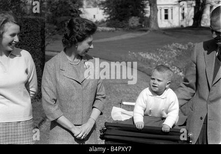 Eine neugierige Baby Prince Edward setzt sich in seinem Kinderwagen zu einen besseren Überblick über alle Fotografen, die an Foto, die ihn als Mitglied der königlichen Familie bedeutete gewandt hatte, dass der junge Prinz ziemlich schnell an den Kameras gewöhnen musste, aber er sicherlich einen guten Start hatte Stockfoto