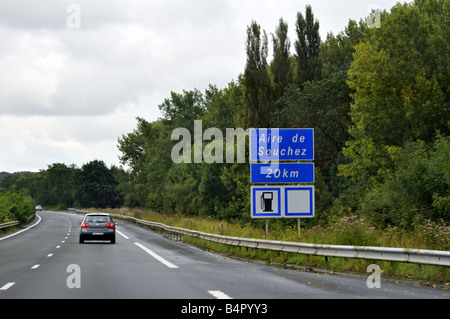 20 km zum Rastplatz Souchez und Tankstopp auf der französischen Autobahn A26 Stockfoto