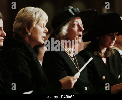 Prinzessin Diana Tod 31. august 1997 Herzogin von Kent nach der Übergabe Gewebe Frances Shand Kydd Mutter von Prinzessin Diana an der Messe in der Westminster Kathedrale Requiem Masse statt Nacht vor der Beerdigung Stockfoto