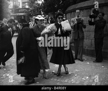 Szenen außerhalb Holloway Gefängnis als Ruth Ellis gehängt Frau Van der Elst L Frau Pratt war mit Blumen, ins Gefängnis zu nehmen und Frau Jacqueline Dyer tragen Petition Papiere 1955 Stockfoto