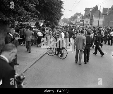 Menschenmassen vor dem Eingang in das Gefängnis, wo Ruth Ellis ist am Tag der Hinrichtung 1955 gehängt werden Stockfoto